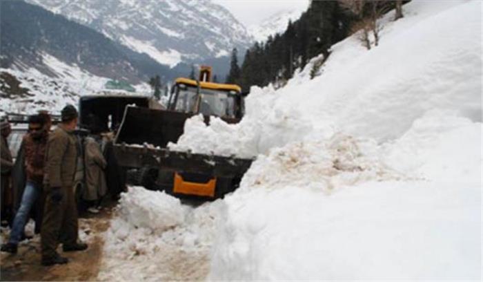 जम्मू राष्ट्रीय राजमार्ग आज दूसरे दिन भी बर्फ, भूस्खलन​​​​​​​ के कारण बंद
