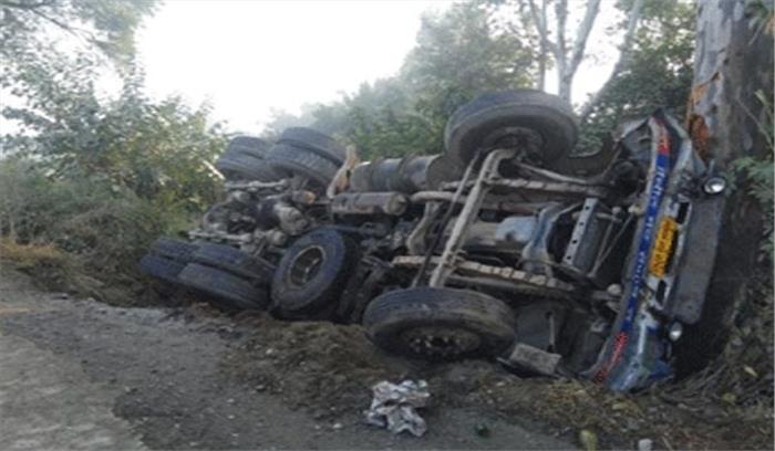 मध्यप्रदेश : रेत से भरा ट्रक पलटा, आठ की मौत आठ घायल
