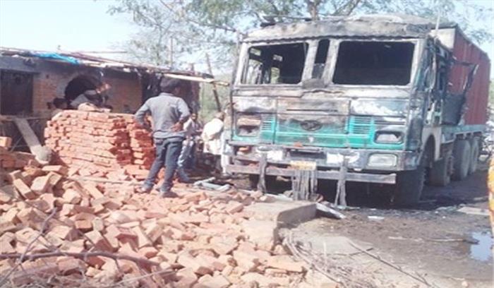 अनियंत्रित ट्रक घर में घुसा, घर के सदस्य सुरक्षित