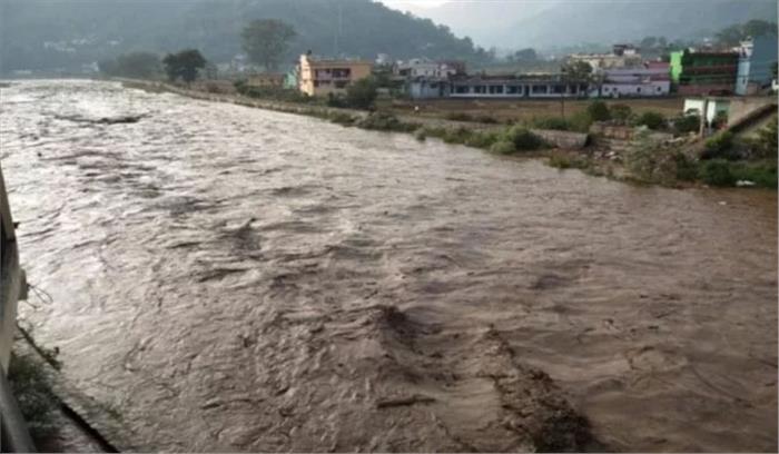 हिमाचल में देर रात बादल फटने से भारी नुकसान