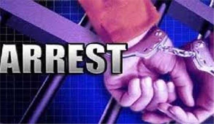 दूसरों के पेपर देते तेरह युवक गिरफ्तार, परीक्षा रद्द