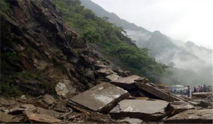 हिमाचल: बसों पर गिरी भारी चट्टान, 44 लोगों की मौत 