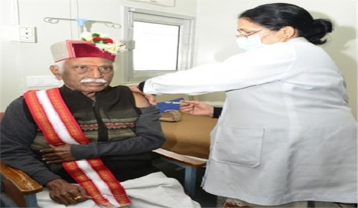 हिमाचल प्रदेश के राज्यपाल ने लगवाया कोरोना वैक्सीन का पहला डोज