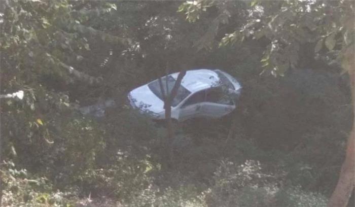 वाहन खाई में गिरने से पिता-पुत्र समेत तीन लोगों की मौत, एक घायल वाहन खाई में गिरने से पिता-पुत्र समेत तीन लोगों की मौत, एक घायल