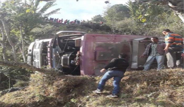 हिमाचल प्रदेश: बस के खाई में गिरने से एक की मौत, 32 अन्य घायल
