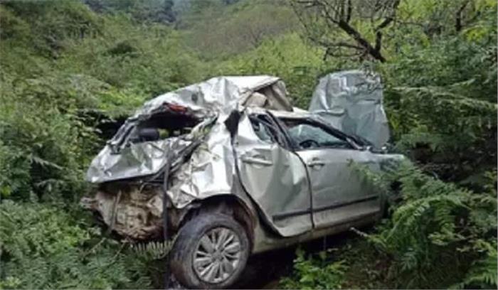 हिमाचल प्रदेश में कार गहरी खाई में गिरी, 3 की मौत