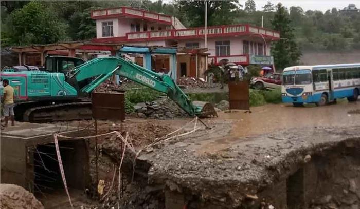 हिमाचल प्रदेश में भारी बारिश के चलते 5 लोगों की मौत , स्कूल बंद