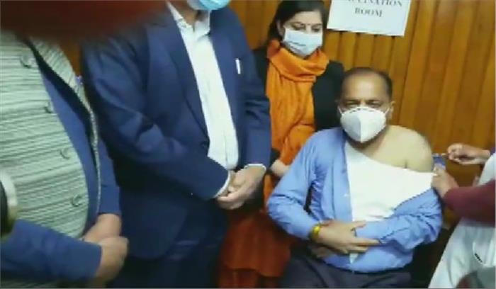 मुख्यमंत्री जय राम ठाकुर ने लगवाया कोविड-19 वैक्सीन का पहला टीका
