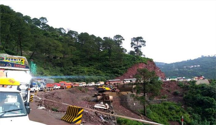 हिमाचल प्रदेश में भूस्खलन के कारण कालका-शिमला खंड पर यातायात बाधित