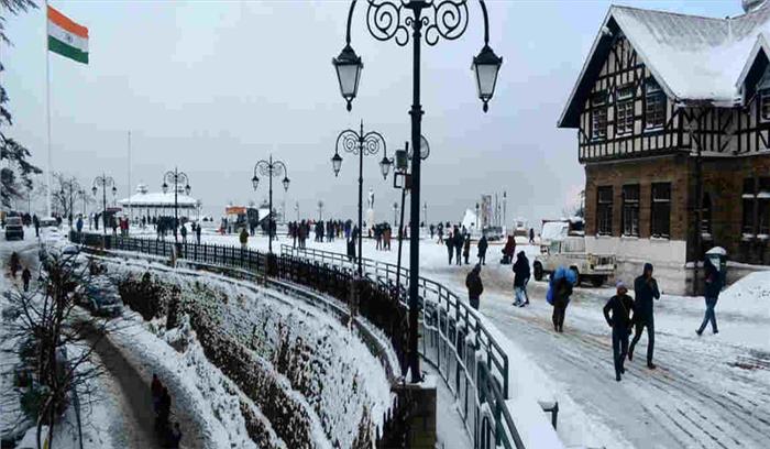 शिमला में हुई साल की पहली बर्फबारी,  पर्यटकों ने की मस्ती