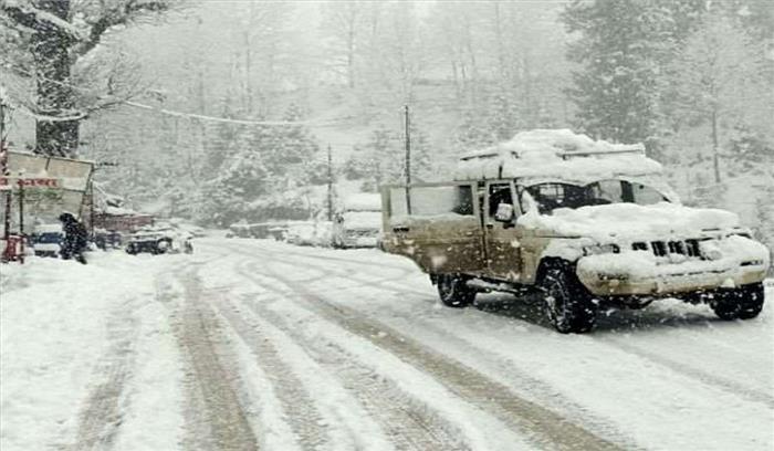 हिमाचल प्रदेश में भारी बर्फबारी के बीच पर्यटक अभी भी फंसे हिमाचल प्रदेश में भारी बर्फबारी के बीच पर्यटक अभी भी फंसे
