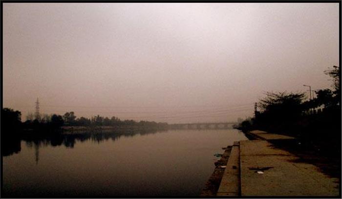 हिंडन के पुराने पुल में अचानक आई दरार, यातायात रूका