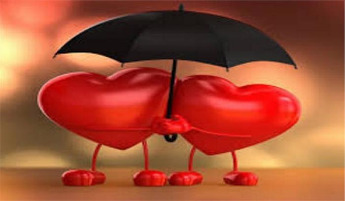 पहरे के बीच प्रेम का इजहार