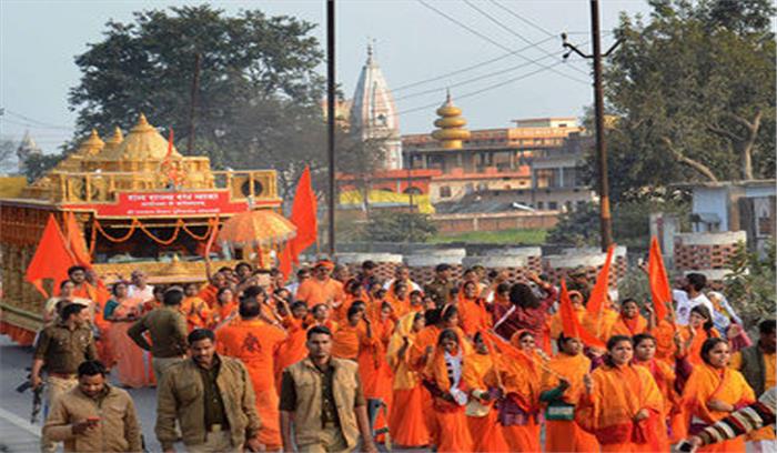 “राम राज्य रथ यात्रा” के वाराणसी पहुंचने पर वीएचपी कार्यकर्ताओं ने किया स्वागत