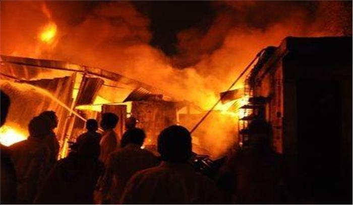 दिल्ली: चावल गोदाम में लगी भीषण आग