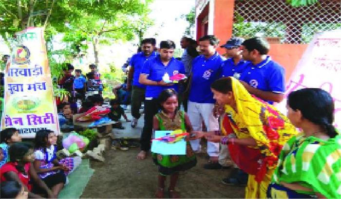 आंगनबाड़ी के बच्चों के साथ मनाई होली