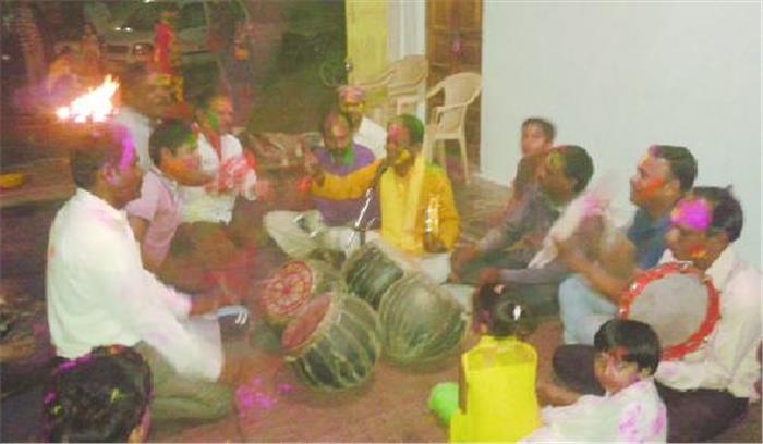 शांत वातावरण मे मनाई गई होली, नगाड़ों की आवाज थमने से फीका रहा उत्साह