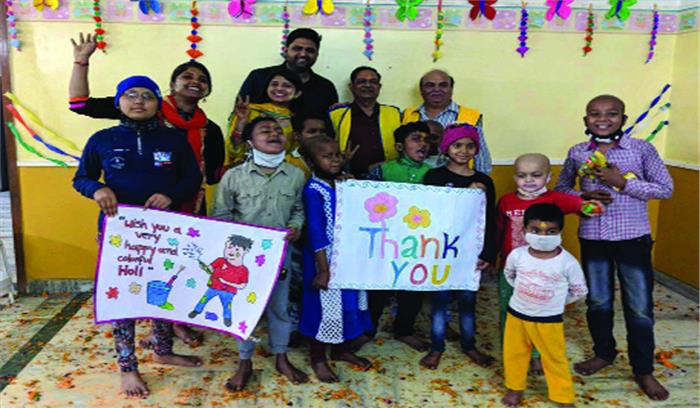 कैंसर पीड़ित बच्चों के साथ मनाई होली कैंसर पीड़ित बच्चों के साथ मनाई होली