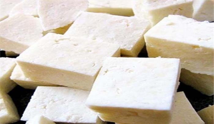 डेरियों से पनीर दूध व देसी घी के लिए गए नमूने