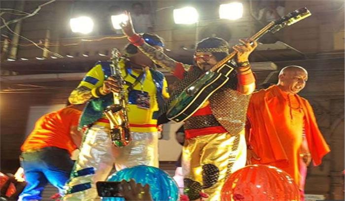 रंगपंचमी में रॉकस्टार अवतार में नज़र आए कैलाश विजयवर्गीय