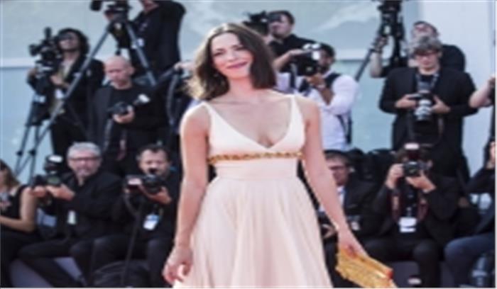 मेरे सार्वजनिक व्यक्तित्व से अलग है मेरा पारिवारिक जीवन : रेबेका हॉल