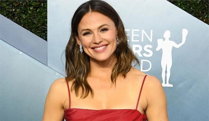 जेनिफर गार्नर के बच्चे उन्हें नासमझ देखना पसंद करते हैं