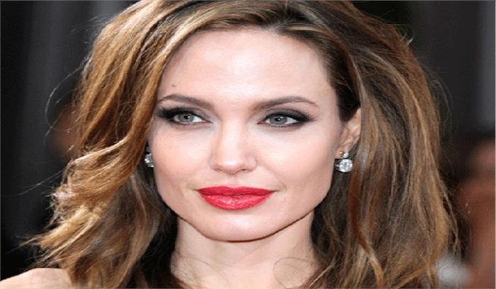 फर्स्ट दे किल्ड माई फादर के लिए विवादास्पद कास्टिंग से जोली का इनकार