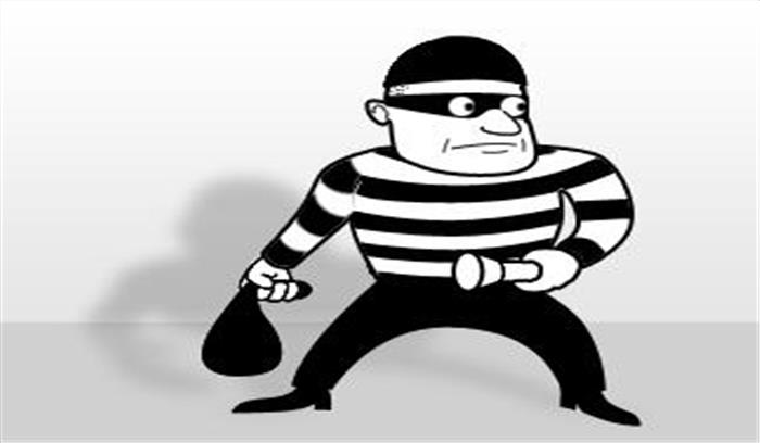 घर से लाखों के आभूषण चोरी