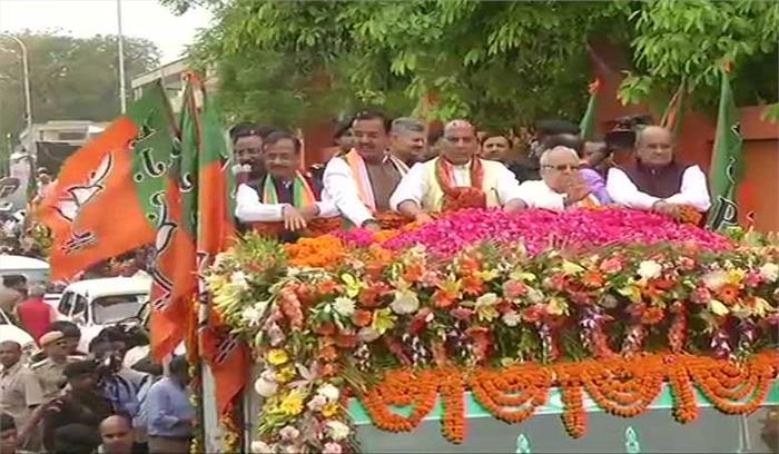 राजनाथ सिंह ने हनुमान मंदिर में पूजा अर्चना के बाद निकाला रोड शो