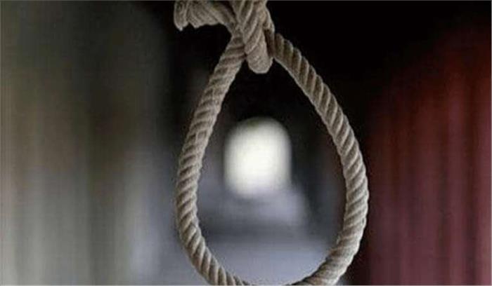 गृहक्लेश से परेशान व्यक्ति ने फांसी लगाकर की आत्महत्या गृहक्लेश से परेशान व्यक्ति ने फांसी लगाकर की आत्महत्या