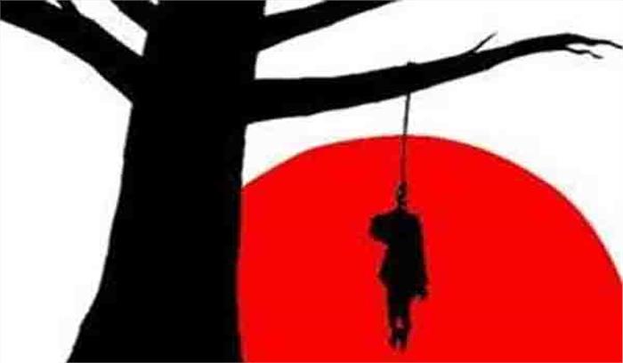 घर से स्कूल गई दसवीं की छात्रा का शव पेड पर लटका मिला