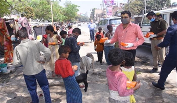 बेघर, गरीब, निःशक्त व भिक्षुओं को दिए गए भोजन के पैकेट