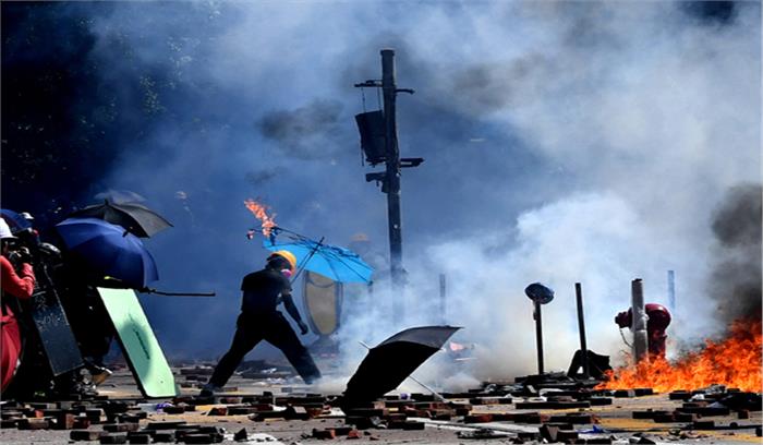 हांगकांग पुलिस घेराबंदी के 11 दिन बाद यूनिवर्सिटी में घुस पाई हांगकांग पुलिस घेराबंदी के 11 दिन बाद यूनिवर्सिटी में घुस पाई