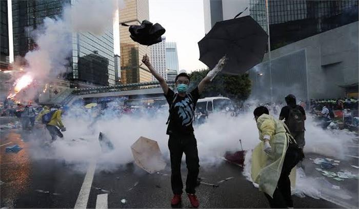 हांगकांग में प्रदर्शन, पुलिस ने किया आंसू गैस का इस्तेमाल