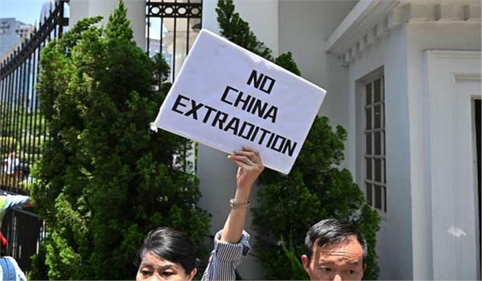हांगकांग का विवादित प्रत्यर्पण विधेयक अस्थायी रूप से स्थगित, प्रदर्शन जारी