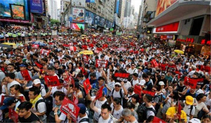 हांगकांग में उग्र हुआ प्रदर्शन, प्रदर्शनकारियों ने रोकी रेल सेवा