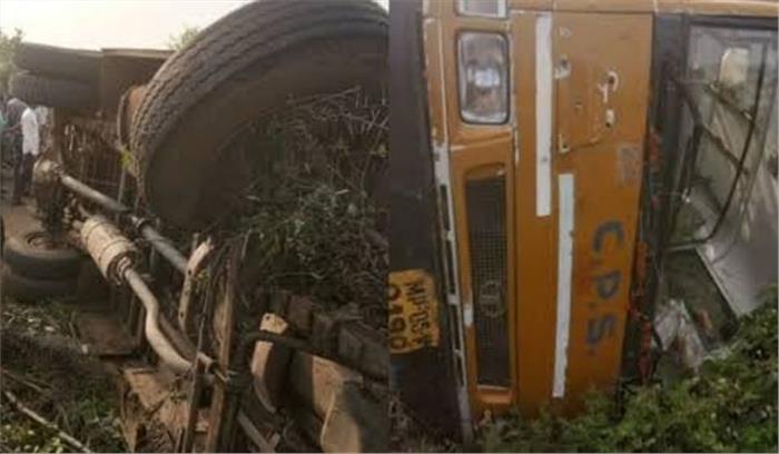होशंगाबाद में स्कूल बस के पलटने से घायल हुए छात्र