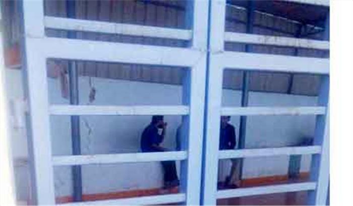 अस्पताल परिसर में खुलेआम गांजे का कश,असामाजिक तत्वों का डेरा अस्पताल परिसर में खुलेआम गांजे का कश,असामाजिक तत्वों का डेरा