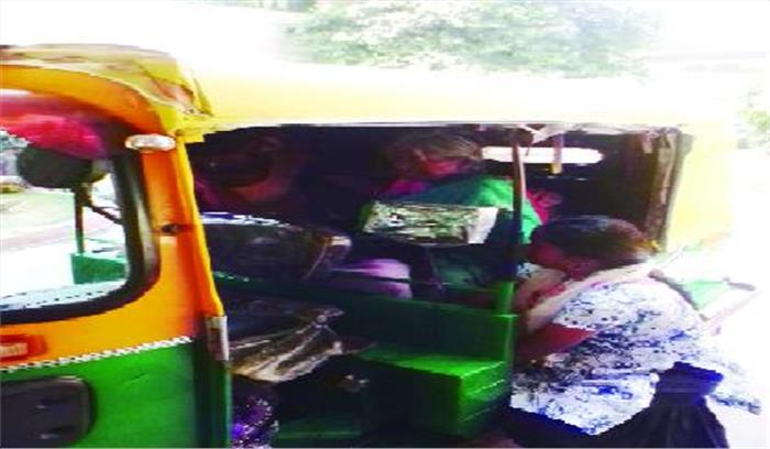 अस्पताल के गेट पर ऑटो में महिला ने दिया बच्चे को जन्म