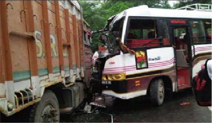 बस और ट्रक में टक्कर,दो दर्जन से अधिक यात्री घायल