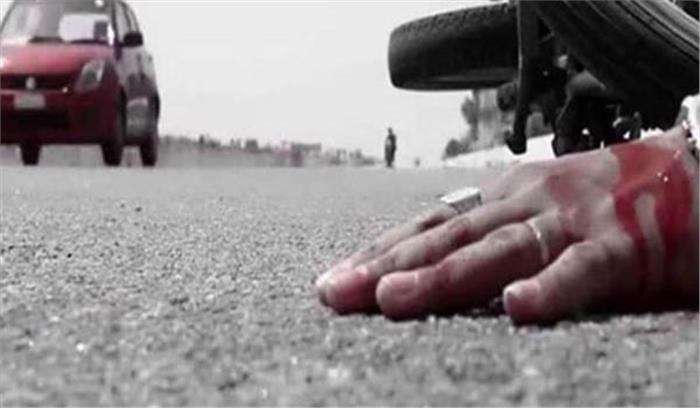 सड़क दुर्घटना में चार युवकों की मौत, तीन घायल