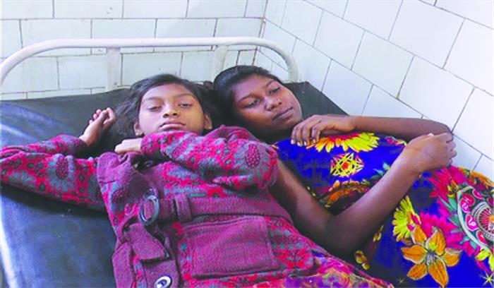 फूड पाइजनिंग से 13 छात्राएं गंभीर