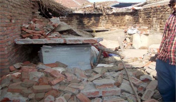 मकान की दीवार गिरी, गर्भवती व 2 मासूम दबे