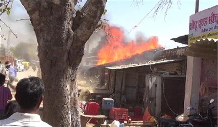 दो मकानों में लगी भीषण आग लाखों का सामान जलकर खाक