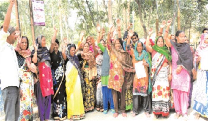 घर पर लगे मोबाइल टावर का लोगों ने किया विरोध 