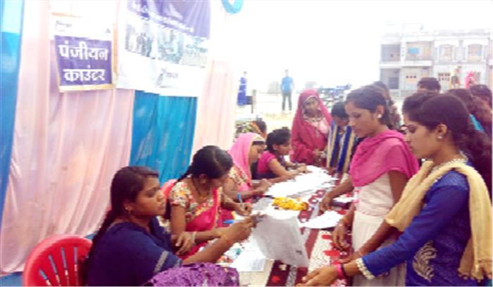 महिला समूहों द्वारा निर्मित ईटों से मकान और शौचालय का निर्माण