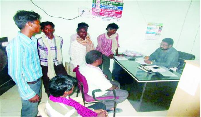 आवास योजना की रकम लेकर ठेकेदार नदारद