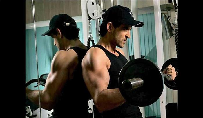 ऋतिक रोशन ने जिगरी दोस्तों और परिवार वालों को दिया फिटनेस चैलेंज