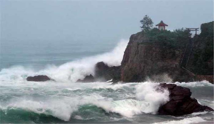 जापान पहुंचा शक्तिशाली टाइफून, भूस्खलन का खतरा