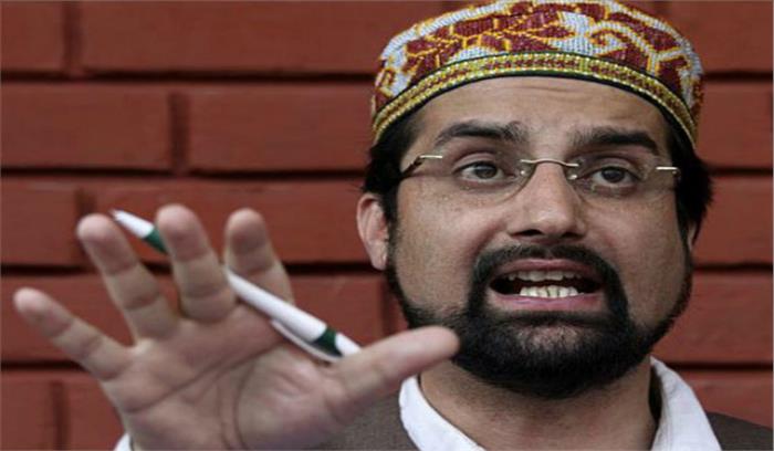 मीरवाइज को घर से निकलते ही ऐहतियातन हिरासत में लिया गया मीरवाइज को घर से निकलते ही ऐहतियातन हिरासत में लिया गया